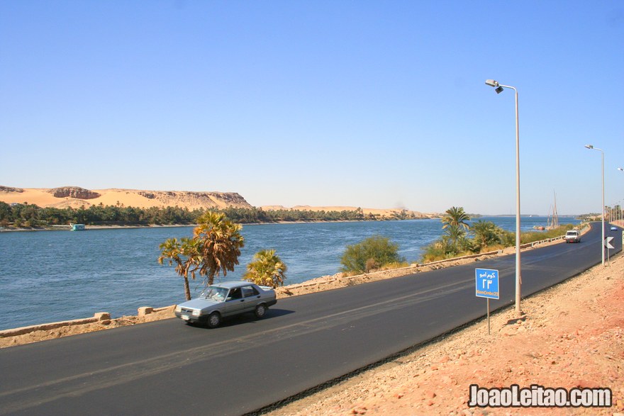 Paisagem de dunas e rio do comboio Cairo Luxor Aswan