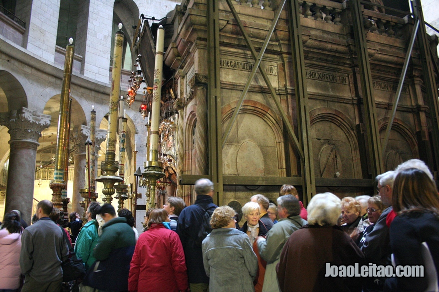 No centro da Rotunda é a capela chamada a Edícula, que contém o Santo Sepulcro