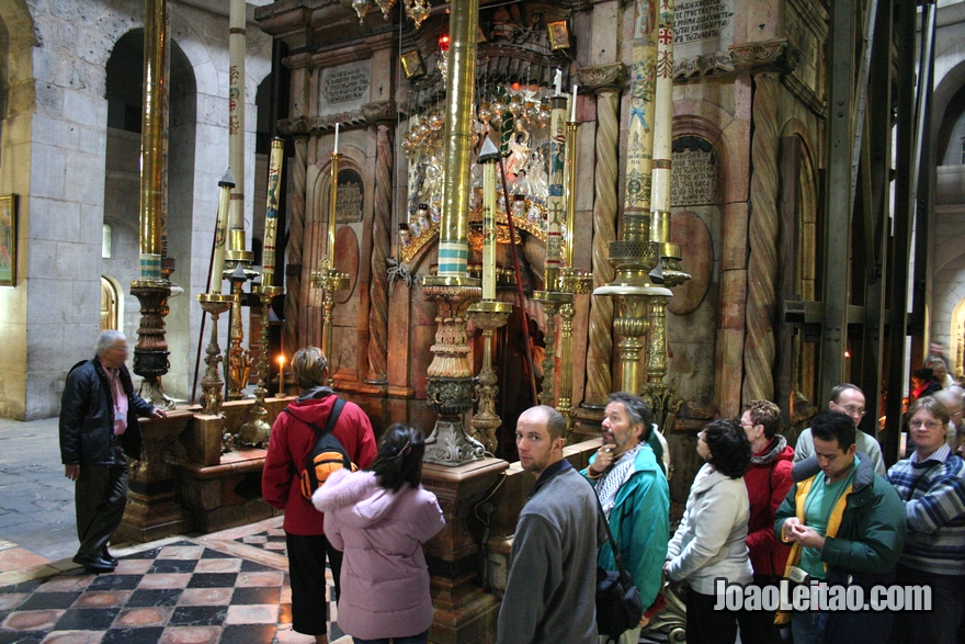 Dessa capela dá pra se observar uma parte da pedra que está dentro do santo sepulcro. 