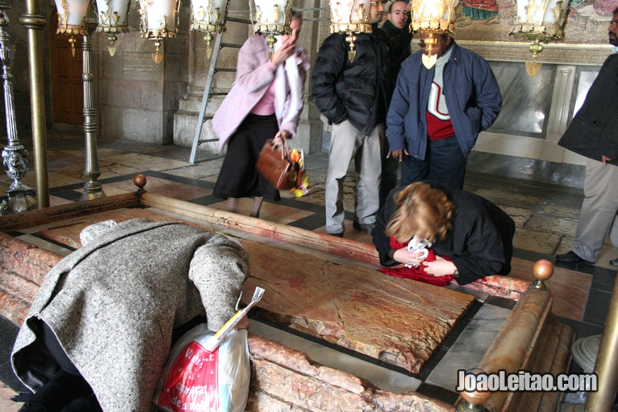 Pedra da Unção que é o local onde o corpo de Jesus foi preparado para o sepultamento por José de Arimateia e Nicodemos