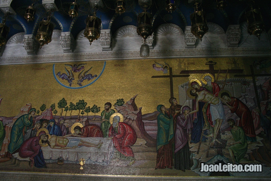 Um mosaico com a descrição do corpo de Cristo a ser preparado depois de sua morte, em frente à Pedra da Unção