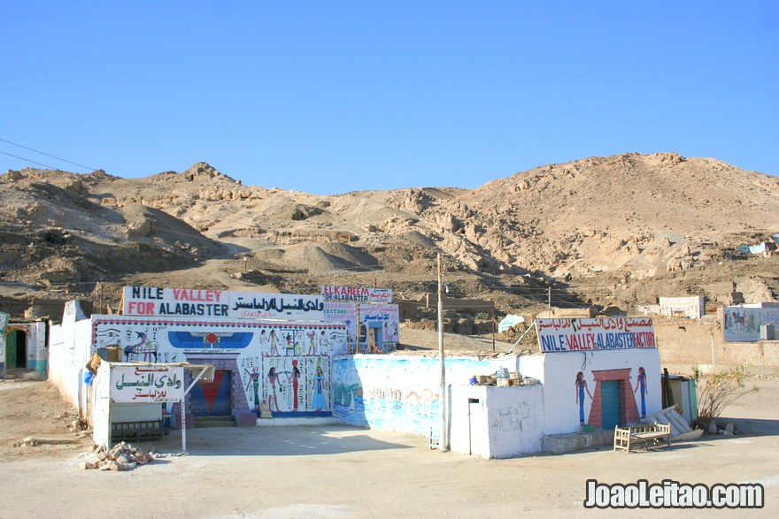 Oficinas de alabastro na aldeia de Deir el-Medina em Luxor