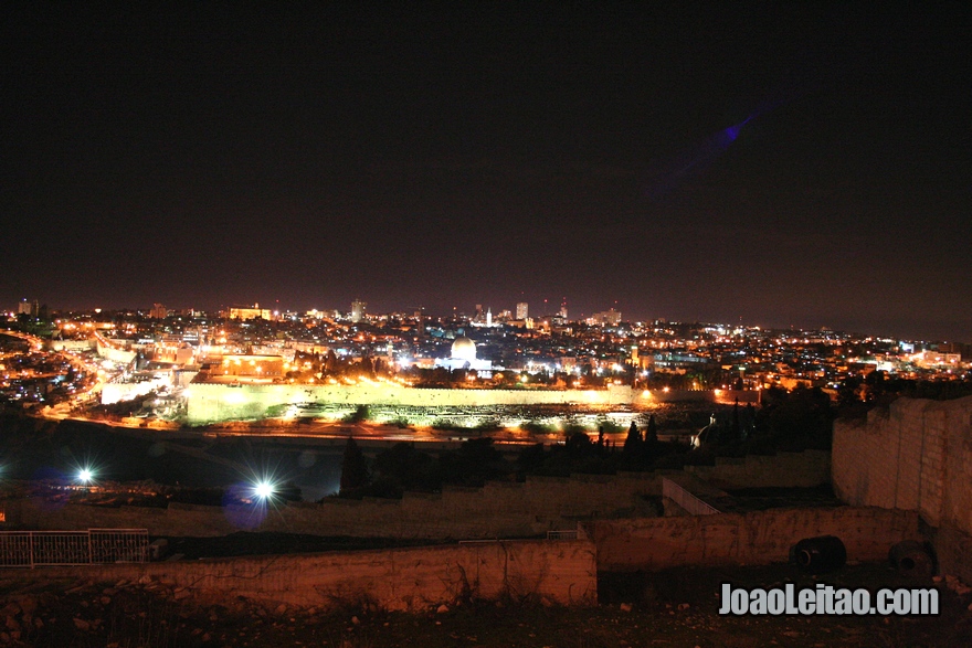 Vista da cidade de Jerusalém na Terra Santa, vista nocturna de Jerusalém do cimo do Monte das Oliveiras