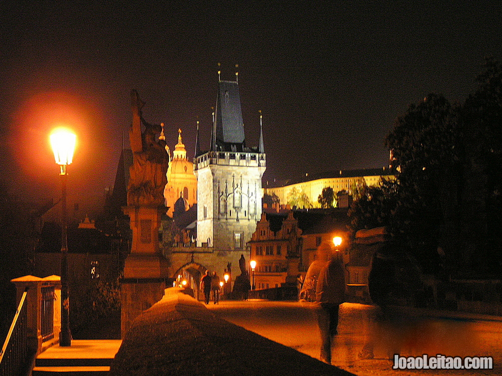 A famosa Ponte Karlovo ou Ponte Carlos em Praga