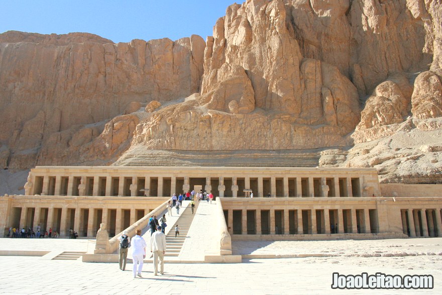 Foto da fachada principal do Templo mortuário da Rainha Hatshepsut