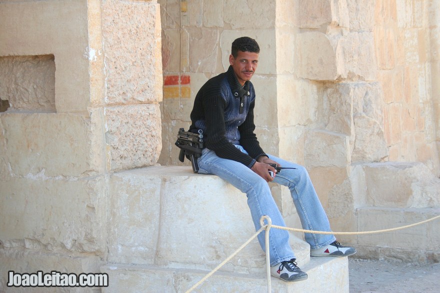 Polícia com metralhadora no Templo de Hatshepsut