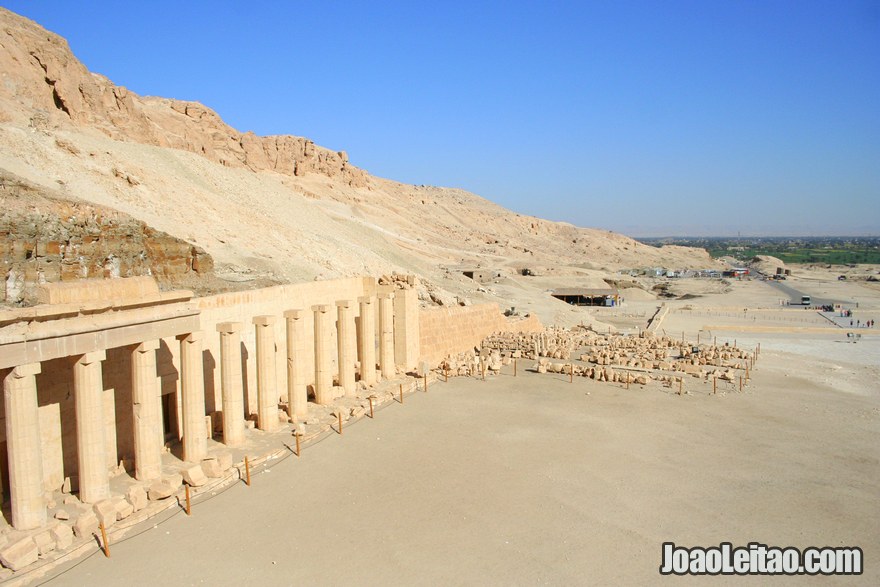 Vista da lateral da avenida das esfinges do Templo de Hatshepsut