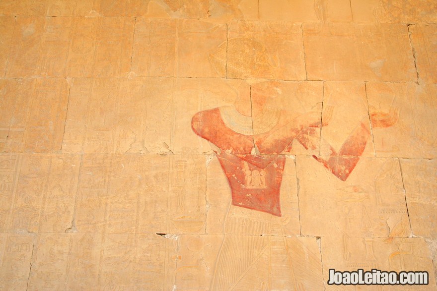 Figuras e hieróglifos na parede do Templo de Hatshepsut