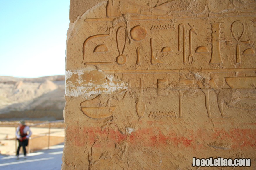 Hieróglifos na parede do Templo de Hatshepsut