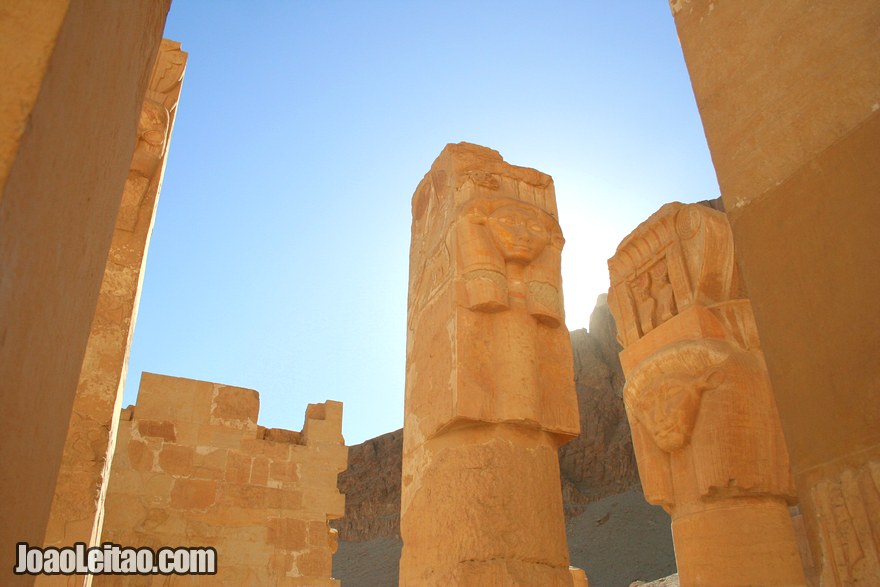 Colunas esculpidas no Templo de Hatshepsut