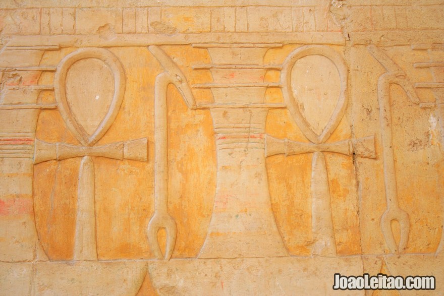 Foto de hieróglifos na parede do Templo de Hatshepsut 