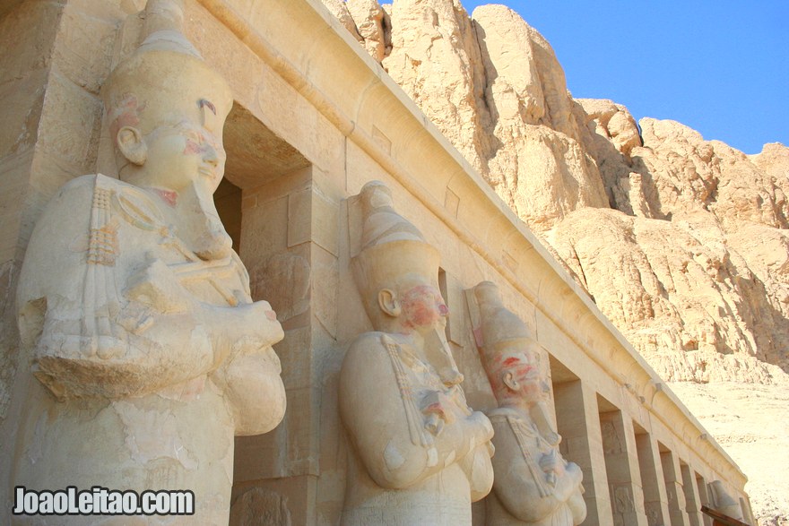 Várias esculturas com a representação da Rainha Hatshepsut