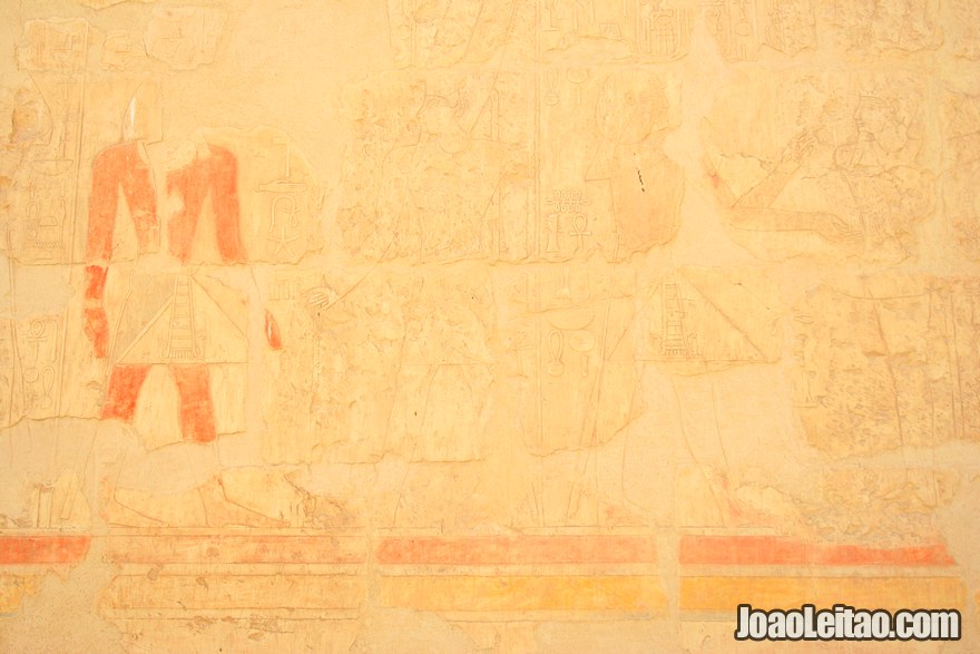 Figuras e hieróglifos na parede do Templo de Hatshepsut