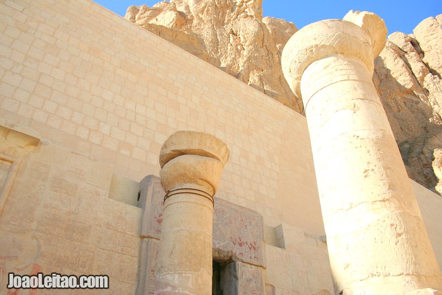 Foto da fachada do Templo de Hatshepsut
