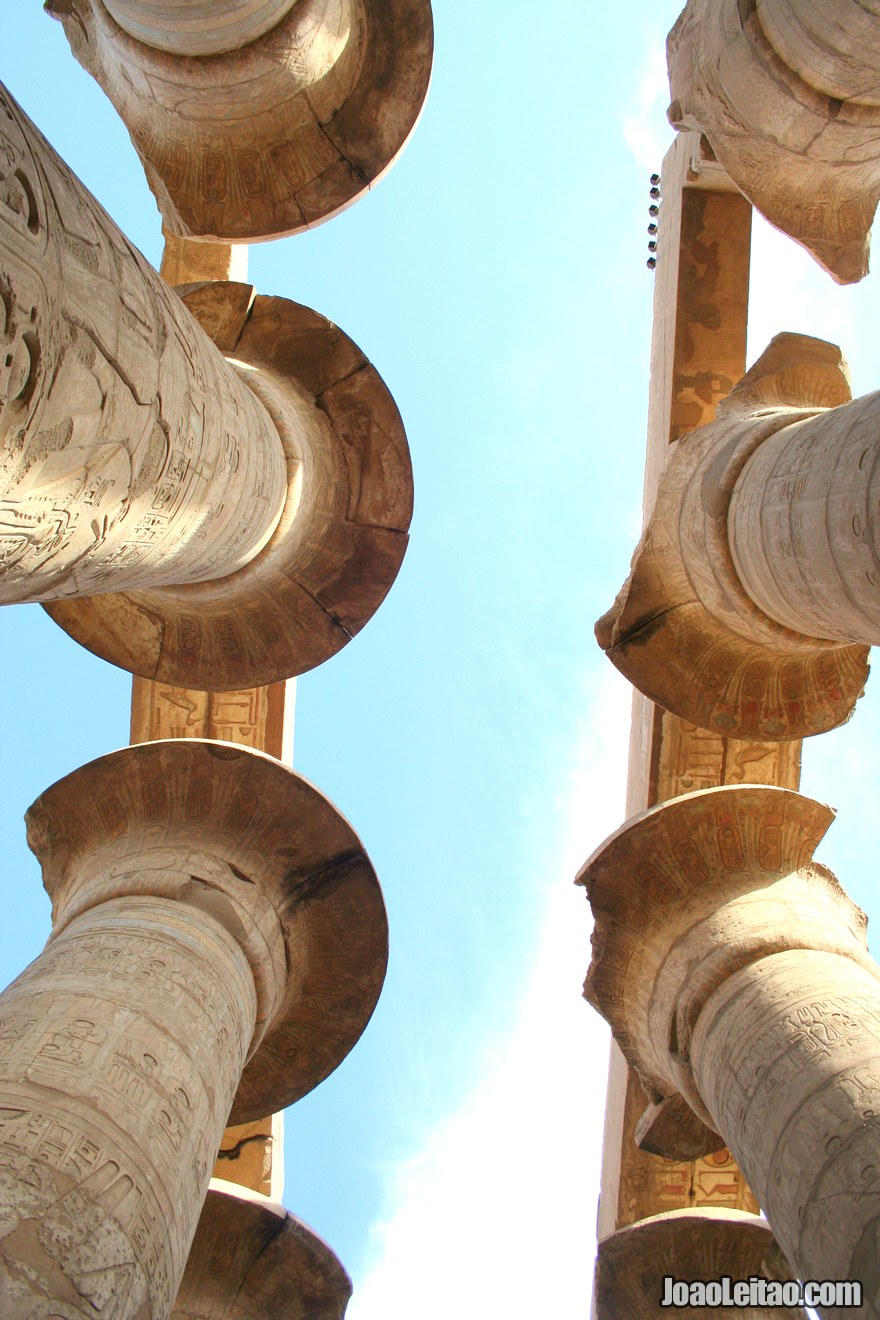 Foto de colunas no Templo de Karnak