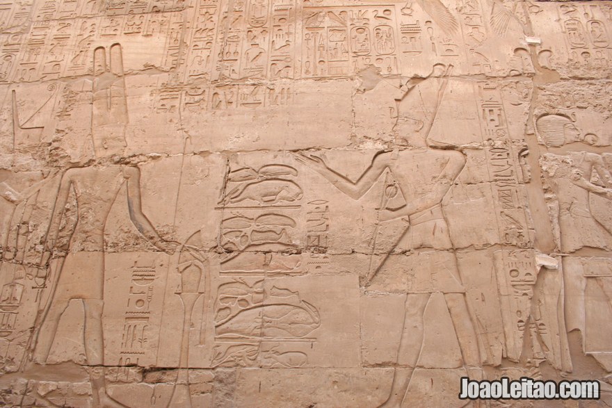 Inscrições nas paredes do Templo de Karnak