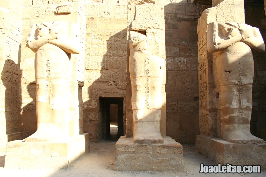 Estátuas faraónicas na entrada de Ramesseum