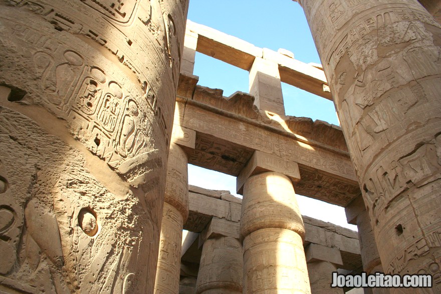 Foto de colunas com hieróglifos no Templo de Karnak