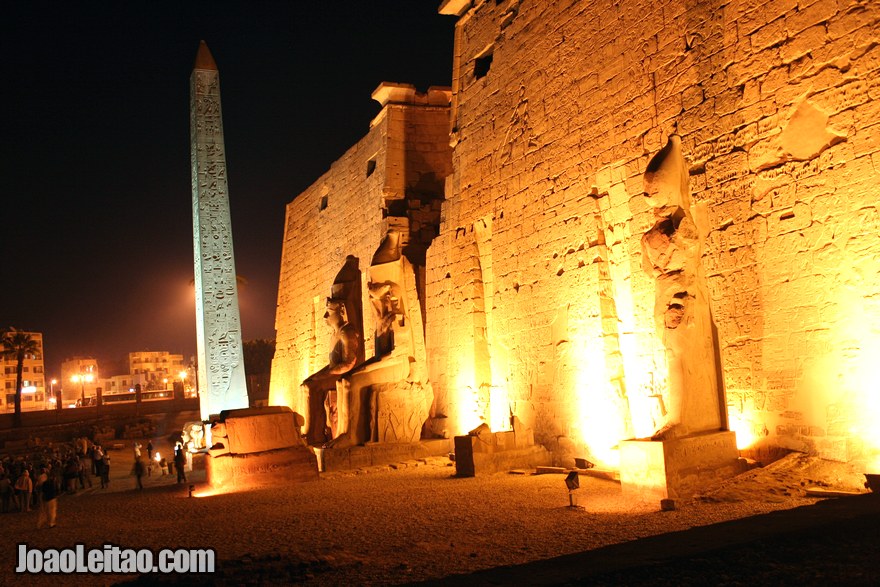 Foto da entrada do Templo de Luxor à noite