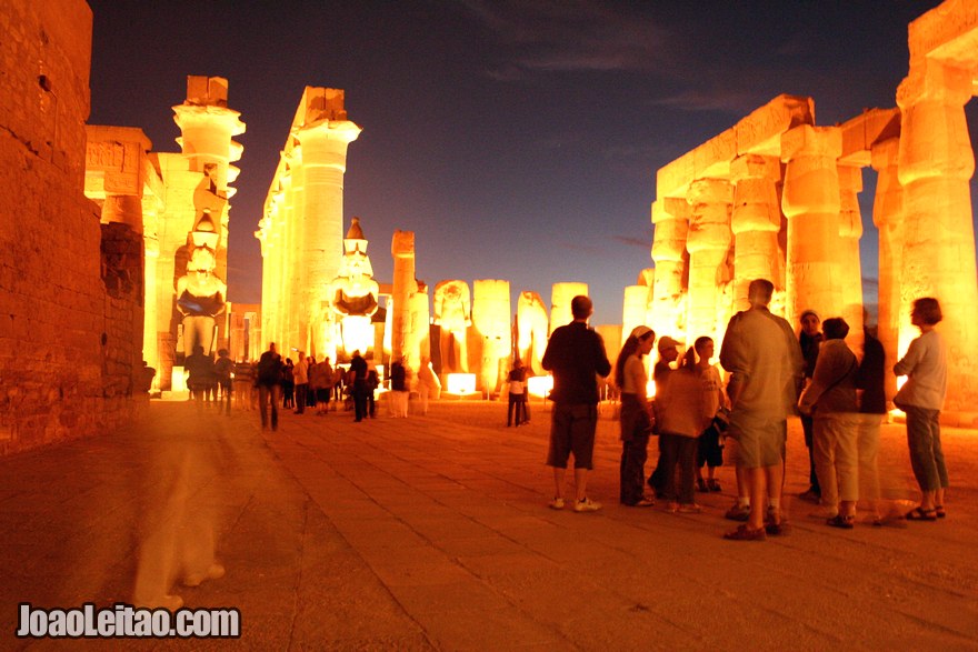 Templo de Luxor à noite Egito