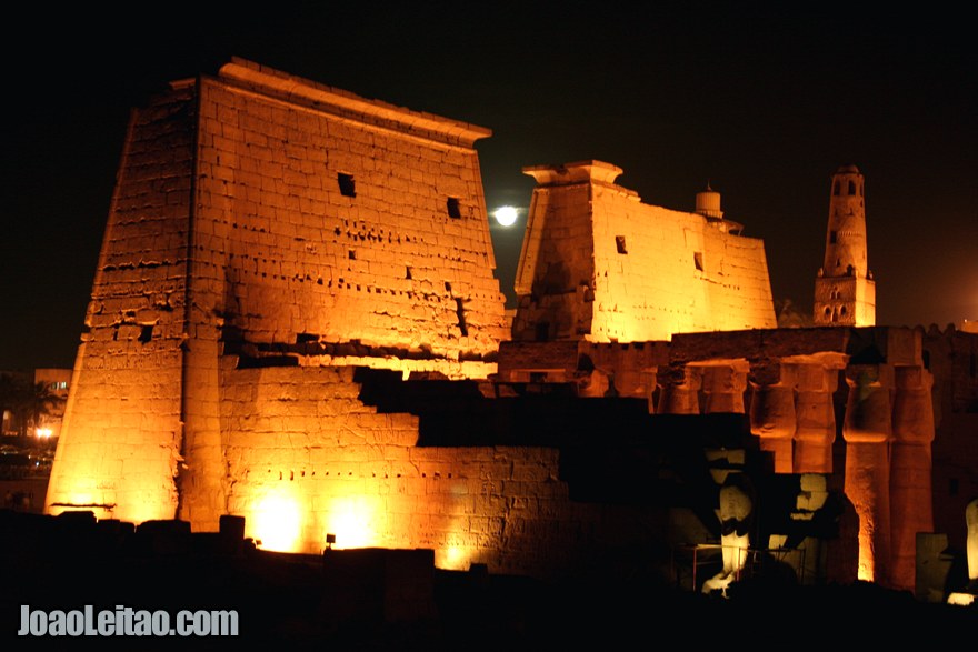 Templo de Luxor à noite Egito