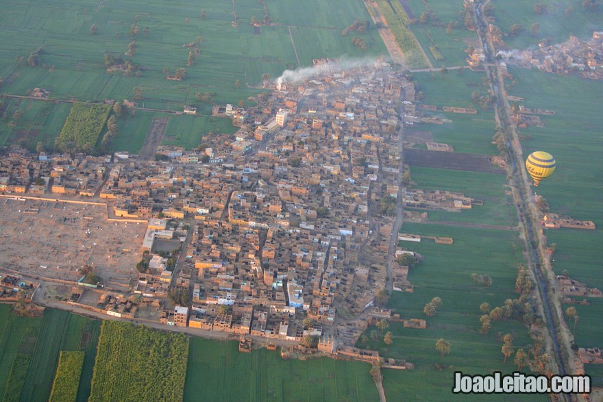 Vista aérea de uma aldeia perto de Luxor