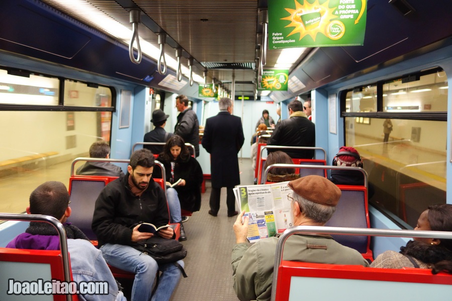 Dentro de uma carruagem do Metro de Lisboa