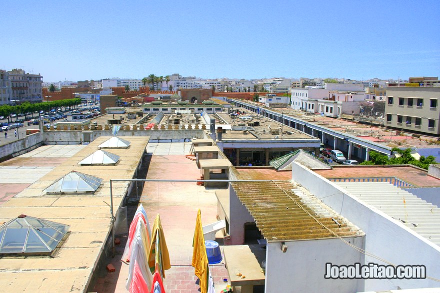 Vista do mercado do topo do terraço do Hotel du Centre em Rabat, Marrocos