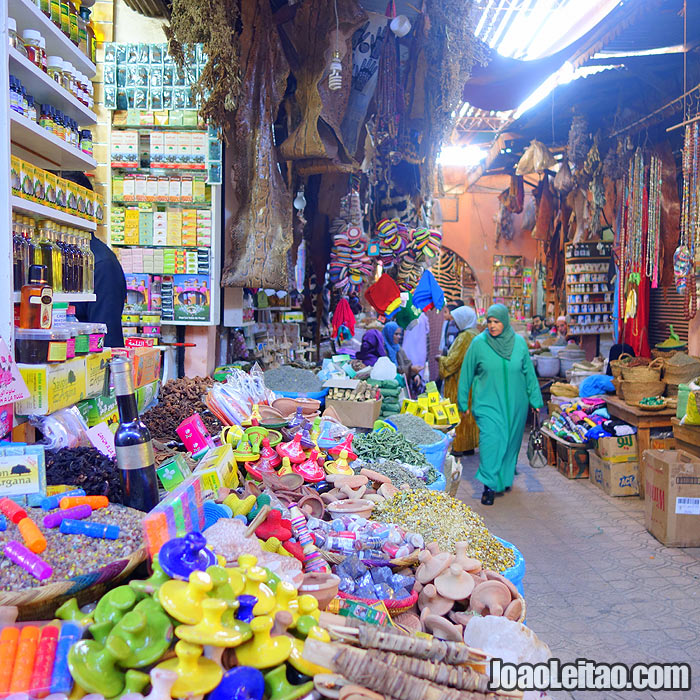 Lojas no mercado chamado de souk em Marraquexe