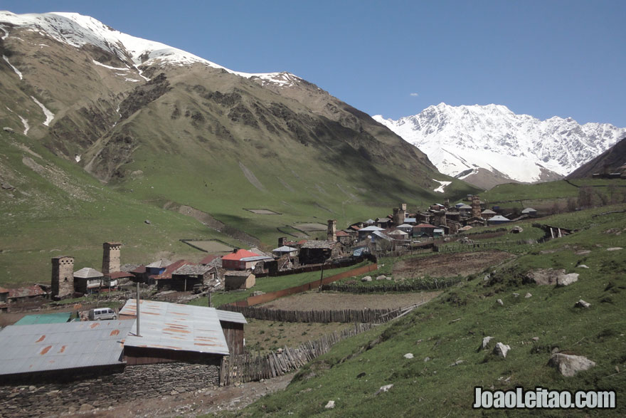 Vista da aldeia de Ushguli nas montanhas da Geórgia