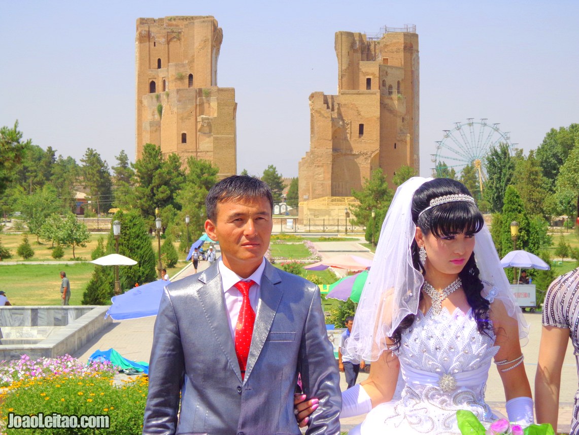 Casal recém-casado na Praça Timur em Shahrisabz, Visitar Uzbequistão