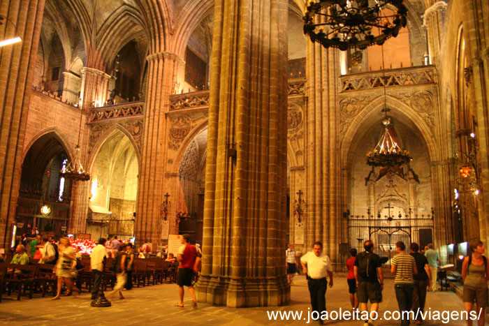 Foto do interior da Catedral de Barcelona