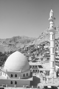 Mesquita e vista da cidade de Aqrah