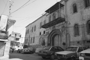 Edifício abandonado no centro de Akre