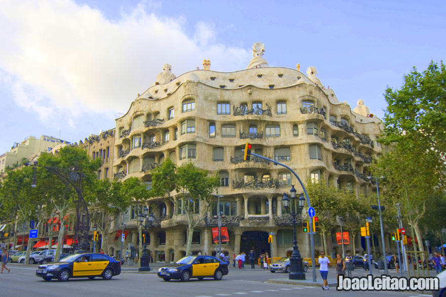 A Casa Milà, também conhecida como La Pedrera, foi desenhada pelo famoso arquitecto Antoni Gaudí