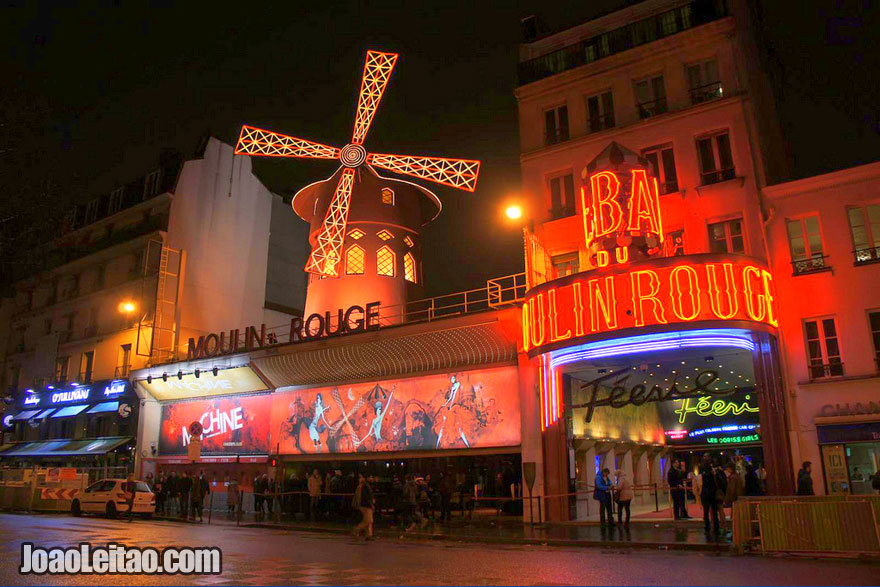 A entrada da cabaré Moulin Rouge em Paris
