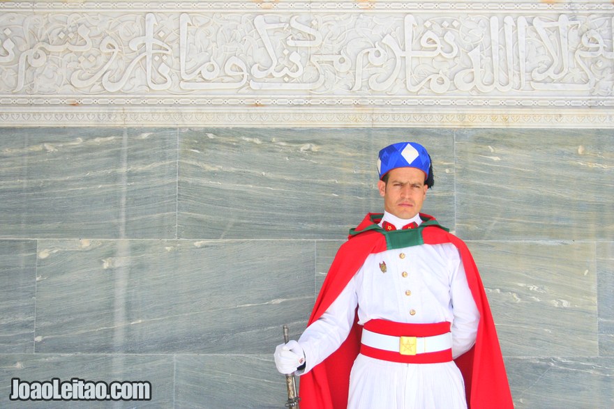 Foto da Guarda Real marroquina no Mausoléu Mohammed V