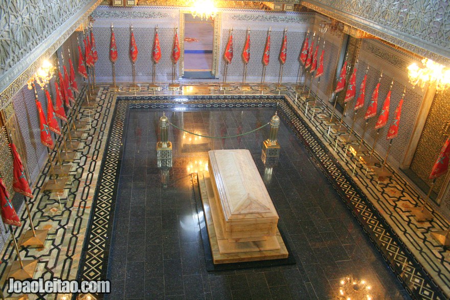 Foto do interior do Mausoléu Mohammed V com os túmulos dos reis