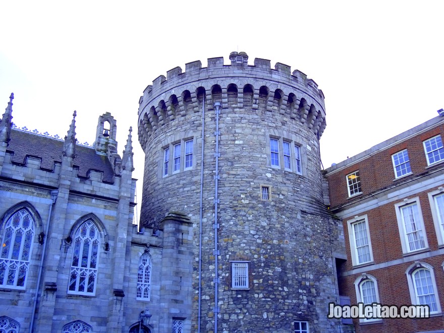 Foto da Torre dos Registos construída em 1228, a única torre do castelo medieval