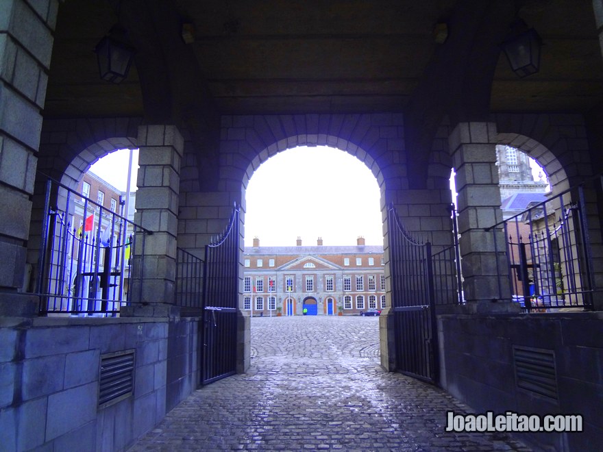 Foto da entrada para o Pátio superior do Castelo de Dublin