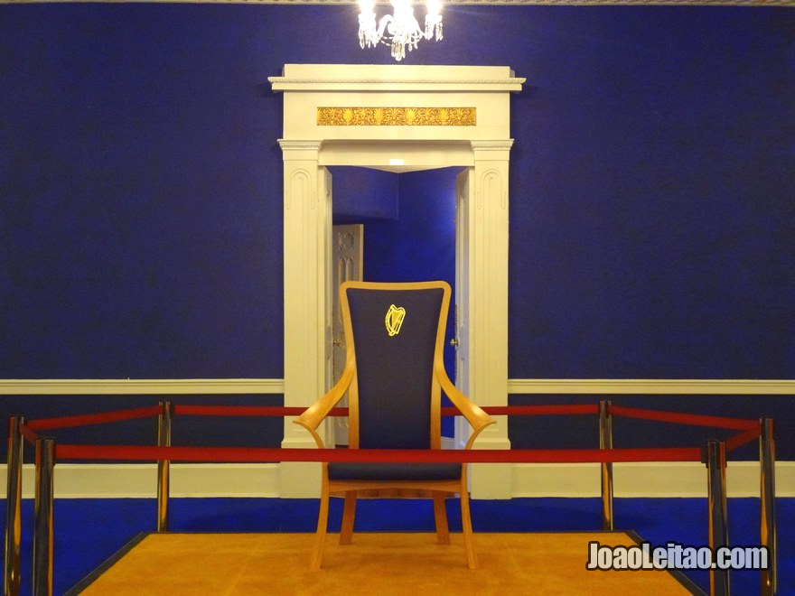 Foto da cadeira de tomada de posse presidencial na Galeria de São Patrício