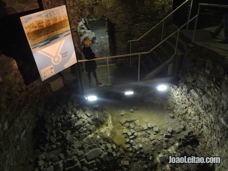 Foto das escavações subterrâneas da Torre da Pólvora do Castelo medieval de Dublin