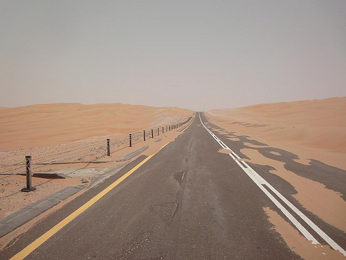 Estrada desde Abu Dhabi até ao Oásis Liwa, EAU