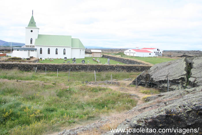 Igreja rodeada de lava em Reykjahlid, Lago Myvatn, Islândia 8