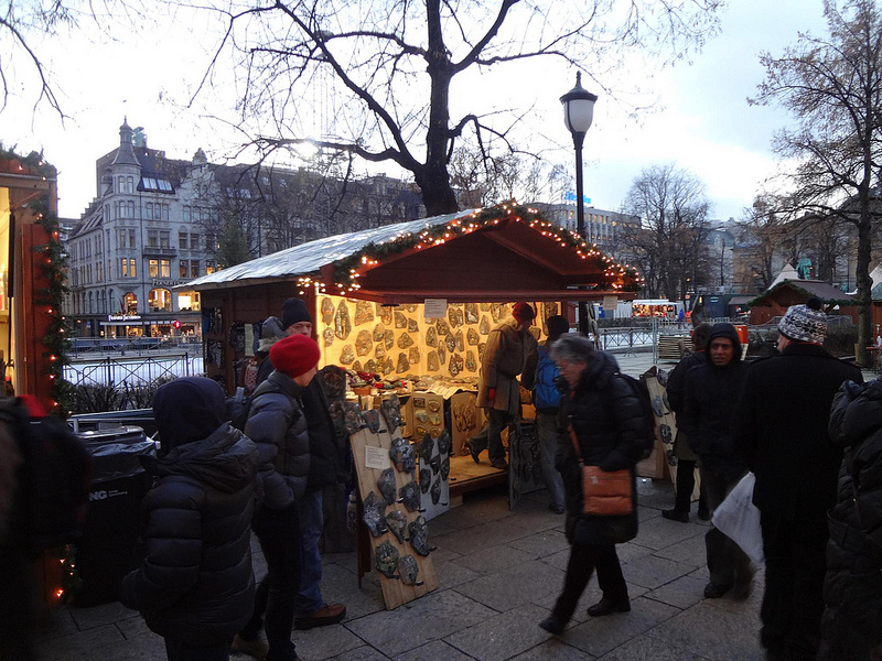 Fotografias de feira de Natal no centro de Oslo, Noruega 10