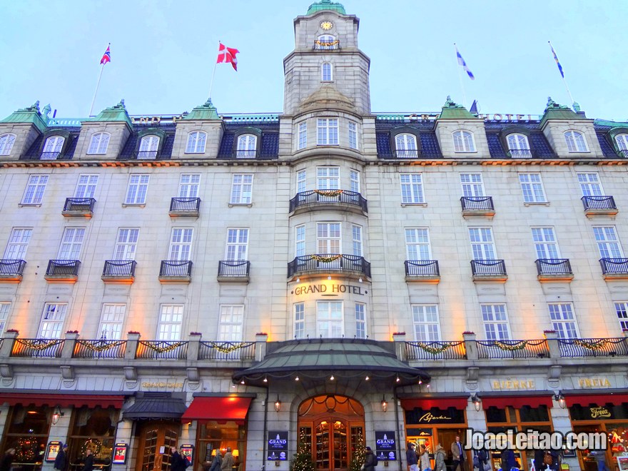 Fachada do Grand Hotel, Alojamento em Oslo