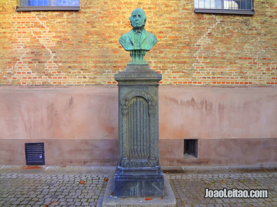 Foto de estátua na rua de Oslo