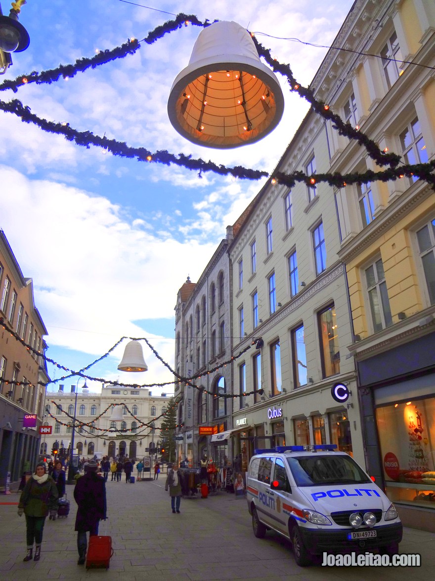 Foto de rua movimentada em Oslo