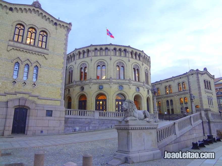 Foto do Parlamento da Noruega em Oslo