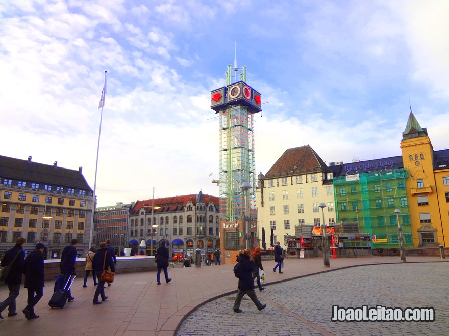 Foto da Praça Jernbanetorget em Oslo